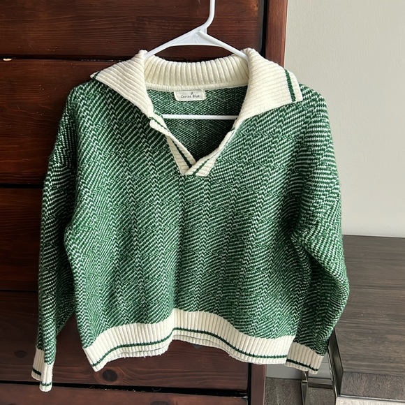 Sweaters - Green& white v-neck sweater